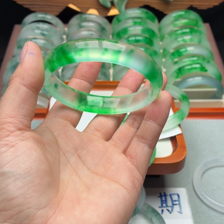 金***虫石英质玉未镶嵌手镯