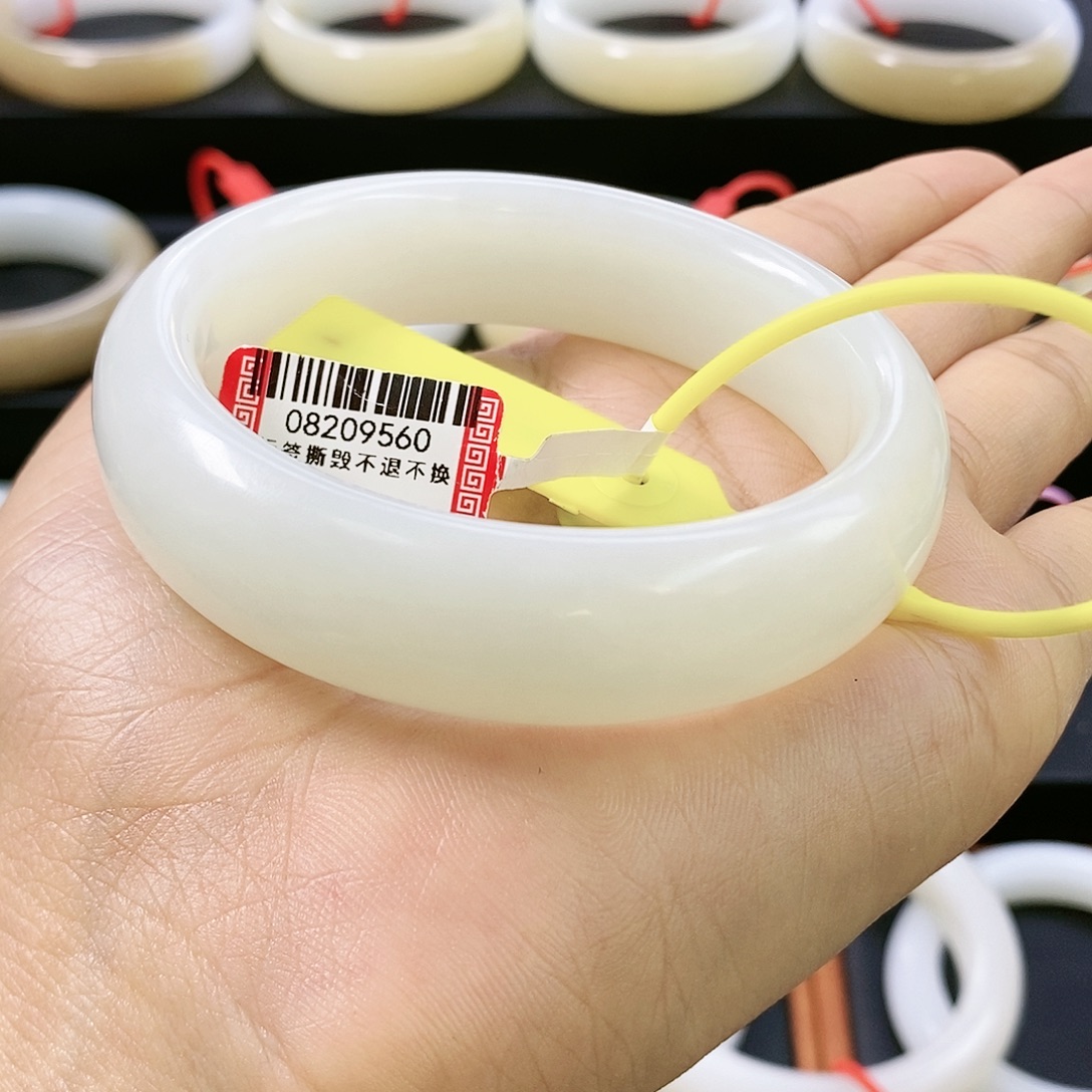 天***人和田玉未镶嵌手镯59