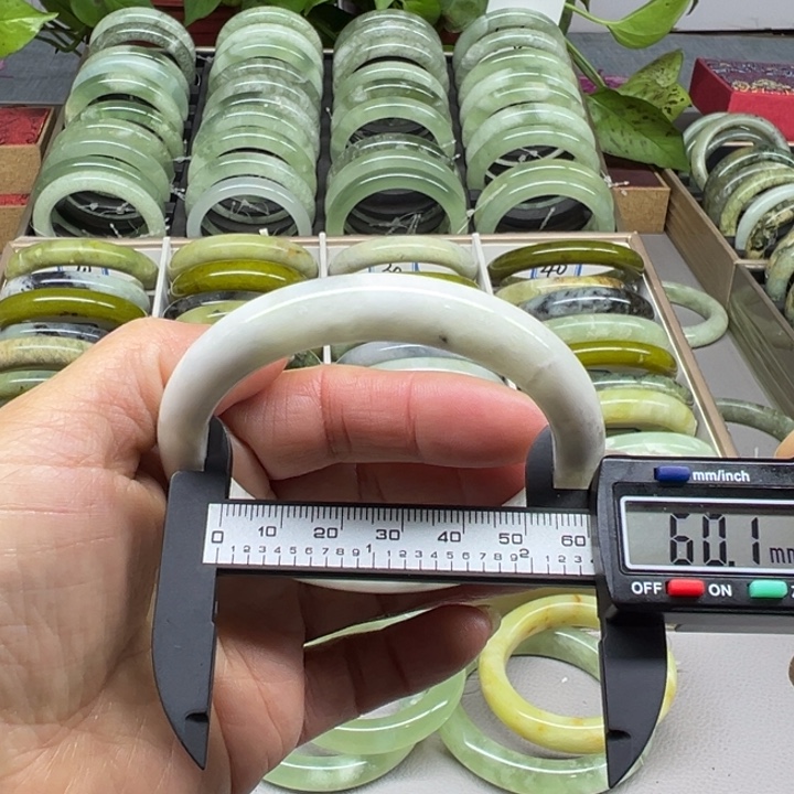 蛇纹石玉未镶嵌手镯2