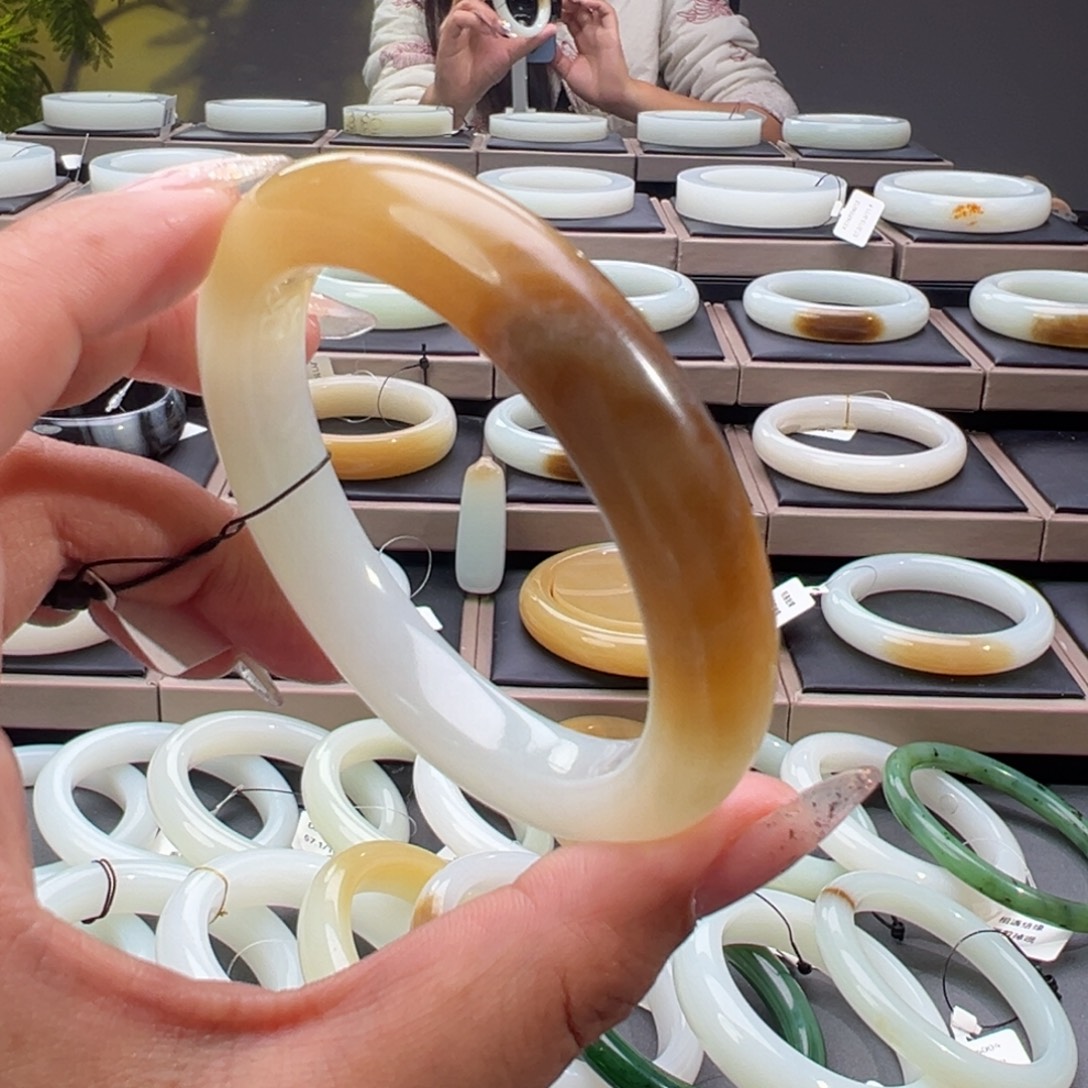 和田玉未镶嵌手镯