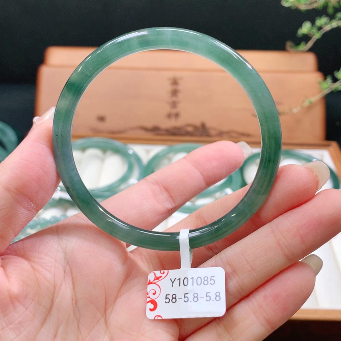 翡翠手镯未镶嵌天然