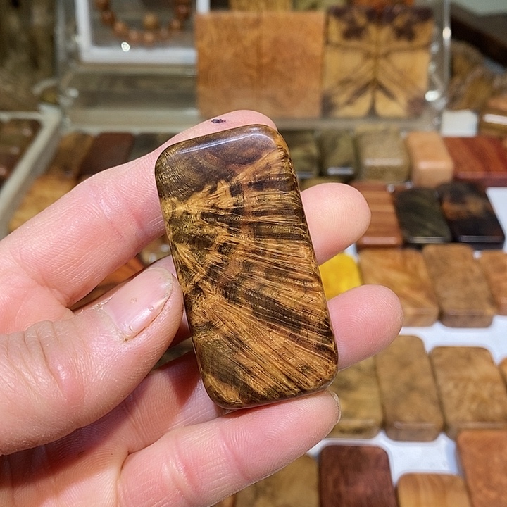 心***筑香榧木木质哈把玩件55888