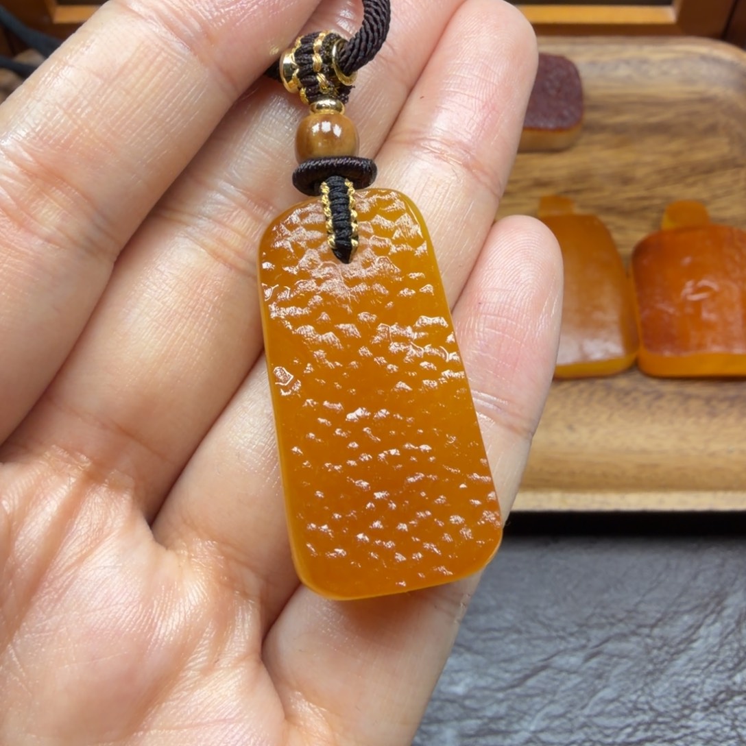 琥珀未镶嵌吊坠(赠链)