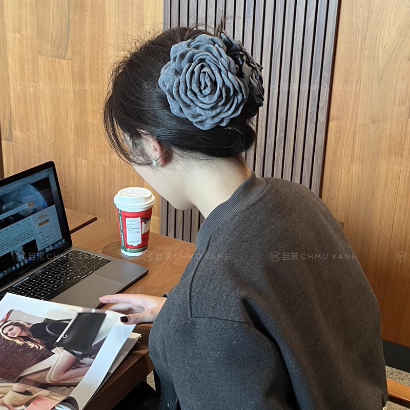 且茉～紧抓夹经典返场灰～敲大的气质灰花发抓花朵后脑勺盘发鲨鱼夹