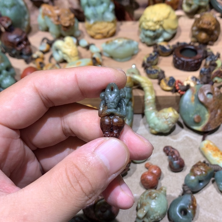 未镶嵌岫岩河磨玉（透闪石质玉）把件