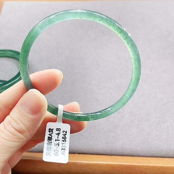 翡翠未镶嵌手镯（圆镯）