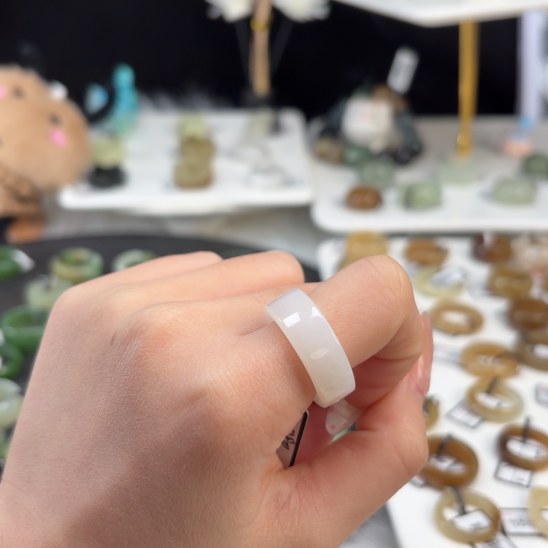 亚***澜和田玉未镶嵌戒指o25俄白直切17.4