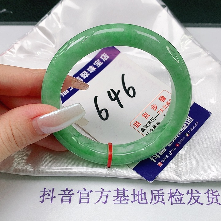 翡翠手镯未镶嵌翡翠手镯