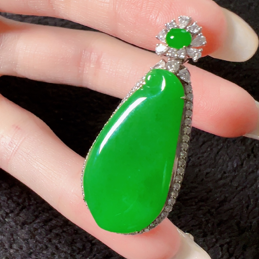 翡翠18K金镶嵌颈饰签收后24小时鉴赏期，过时不退