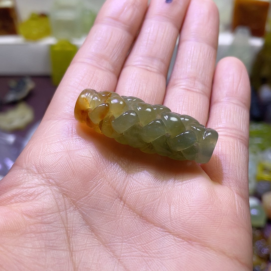 蛇纹石玉颈饰未镶嵌