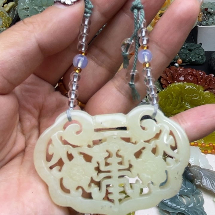 蛇纹石玉未镶嵌颈饰