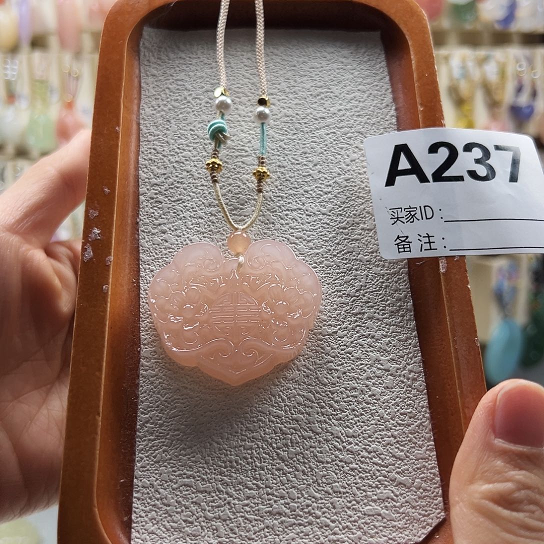 以***果石英质玉合金颈饰