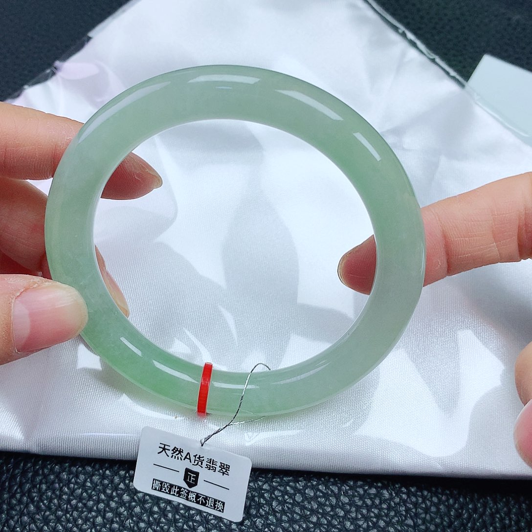 翡翠手镯未镶嵌56圈