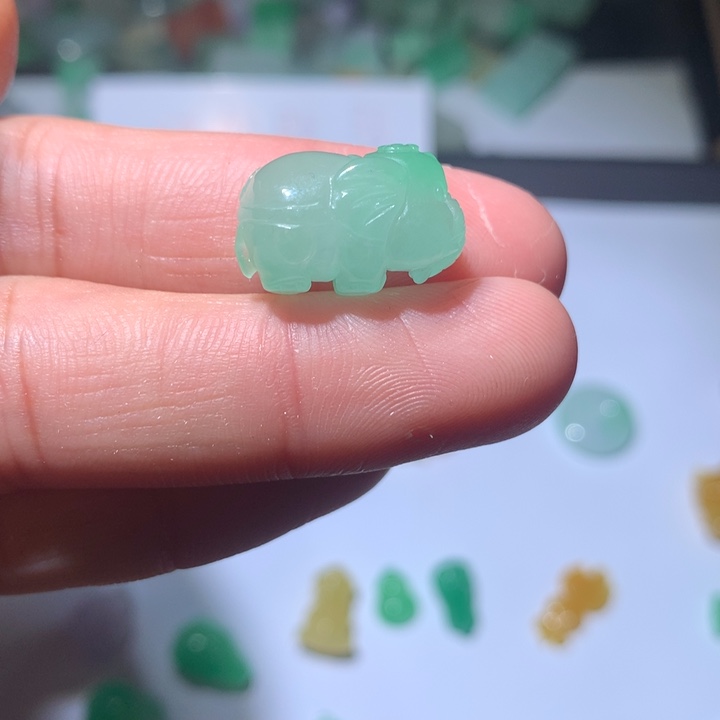 桃****翡翠未镶嵌颈饰挂件