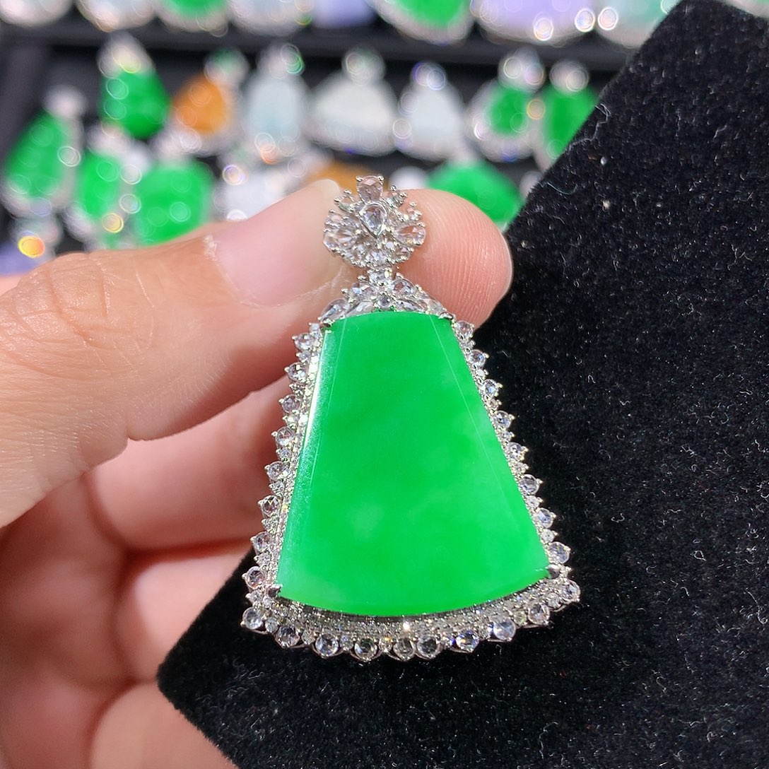 翡翠18K金镶嵌颈饰