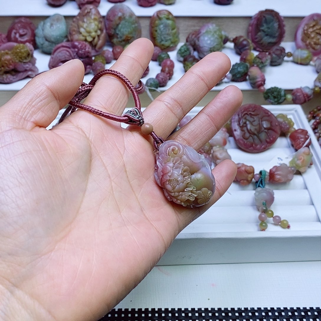 玛瑙/玉髓盐源玛瑙吊坠未镶嵌