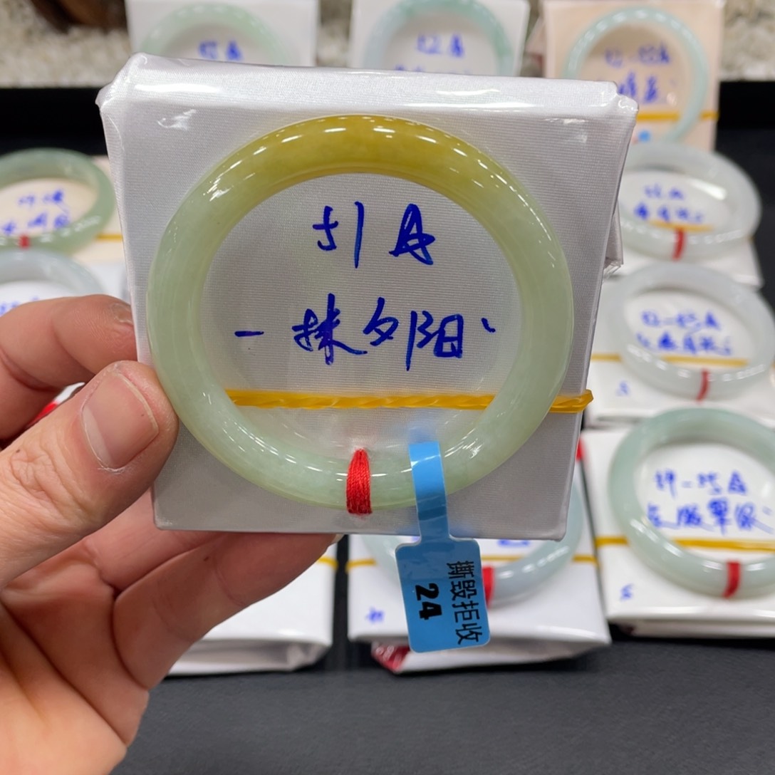 翡翠手镯未镶嵌翡翠