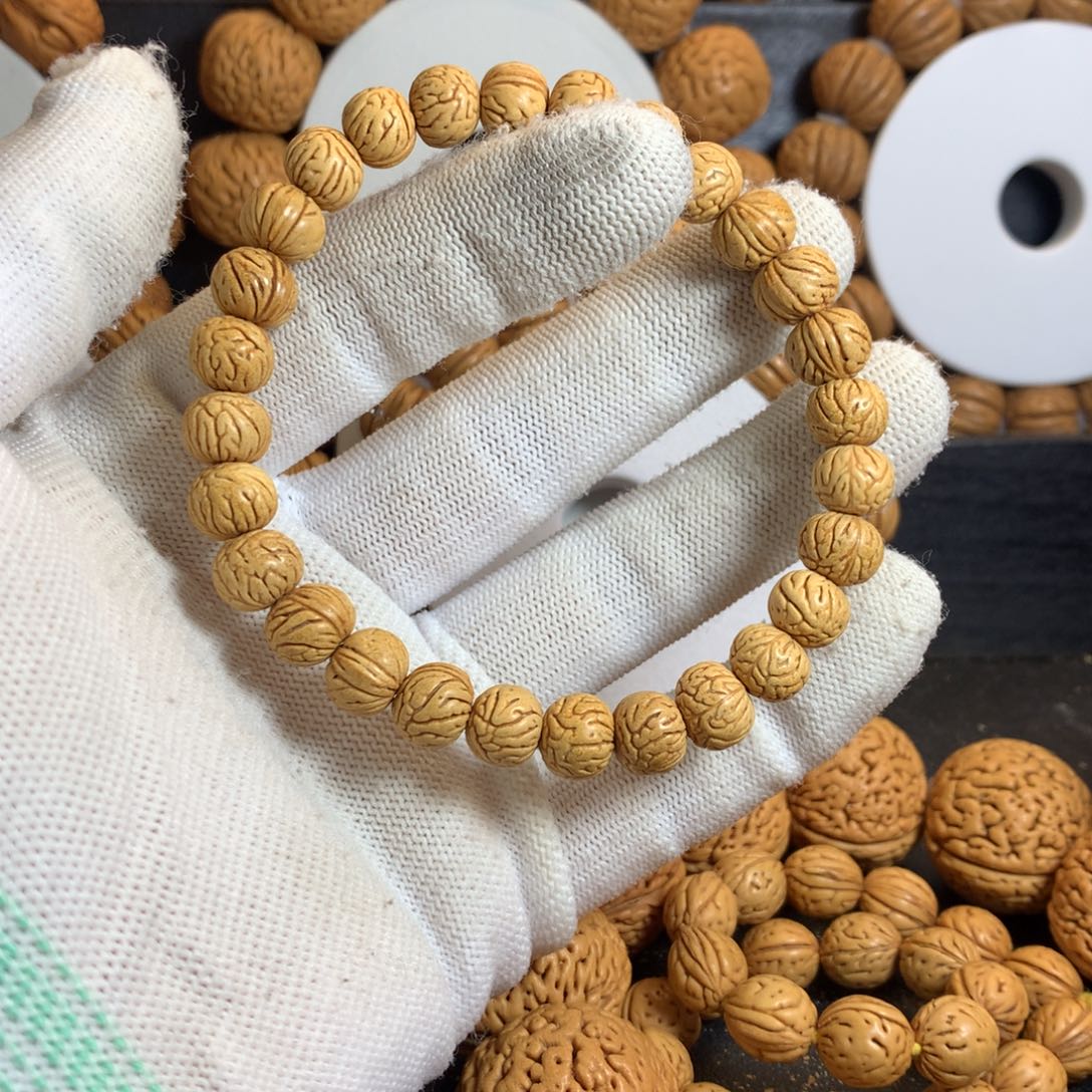 Y***。桃核手串0.9梅花金豆