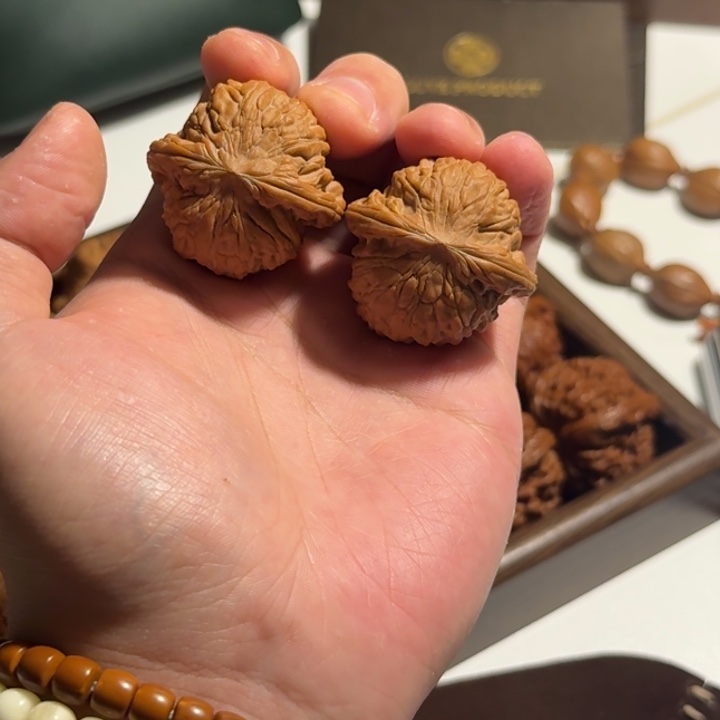 文玩核桃吊坠磨盘红皮