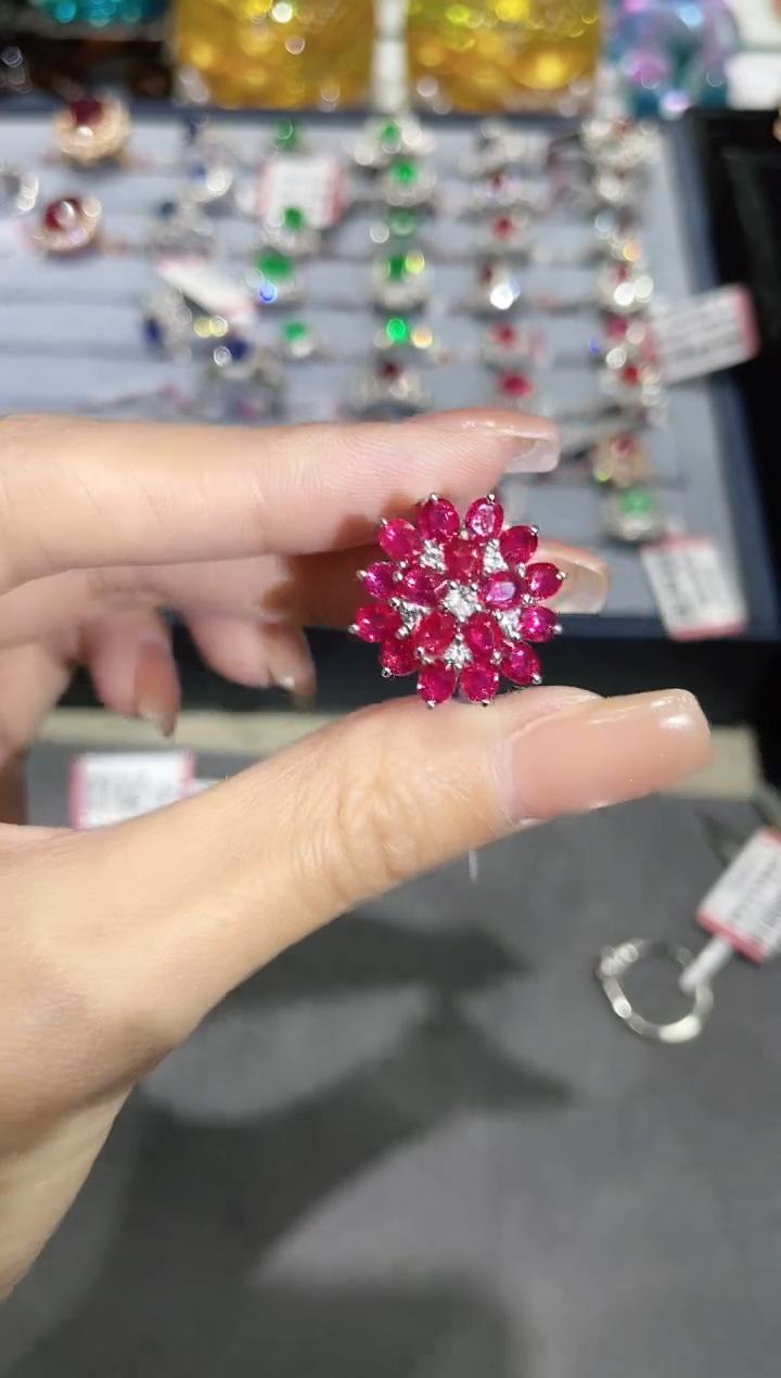 18K金镶嵌天然无烧红宝石戒指花朵款