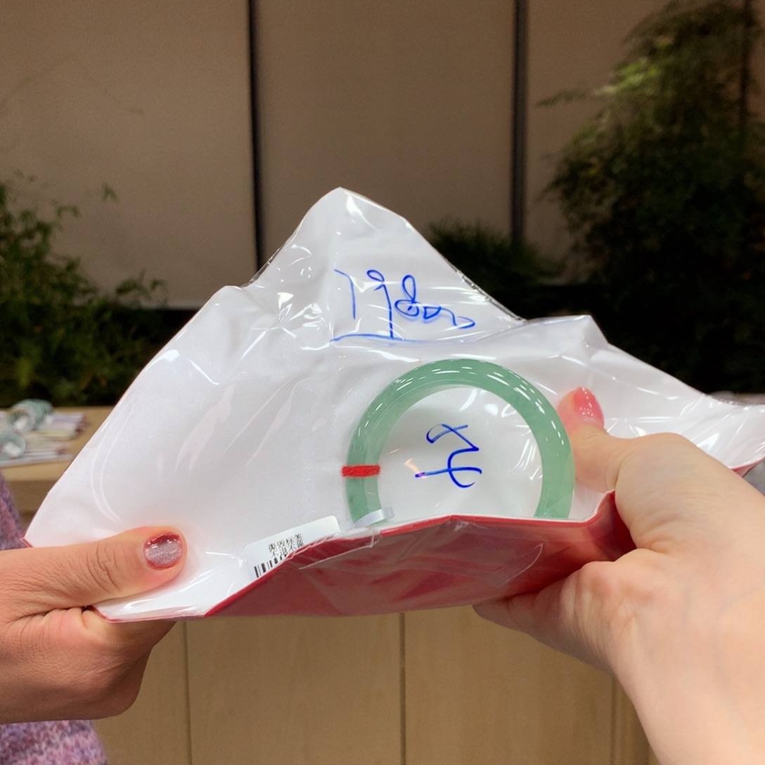 翡翠手镯未镶嵌不退不换