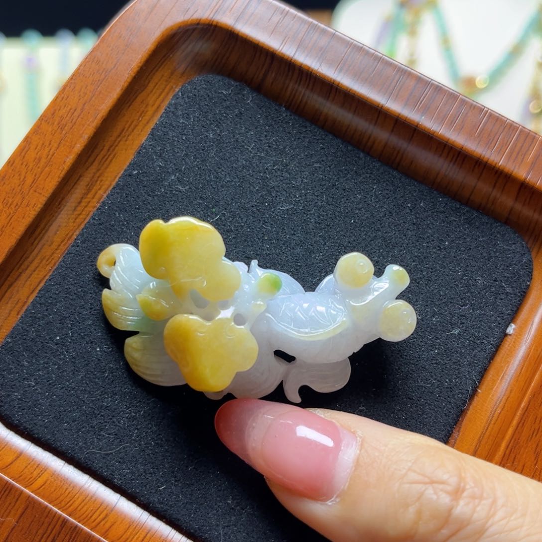 翡翠未镶嵌颈饰锦鲤