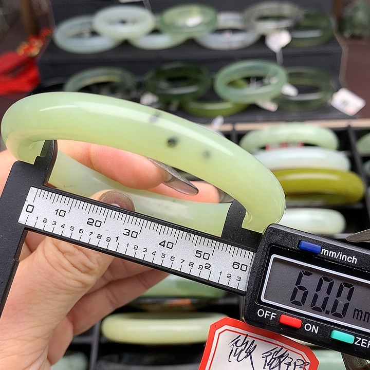 蛇纹石玉手镯未镶嵌565