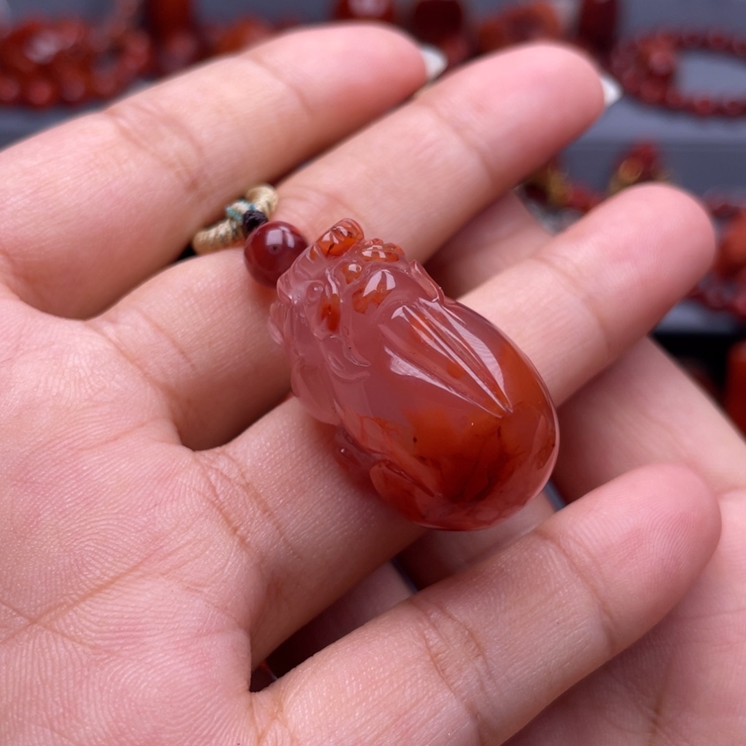 南红玛瑙未镶嵌珠宝奇石貔貅吊坠