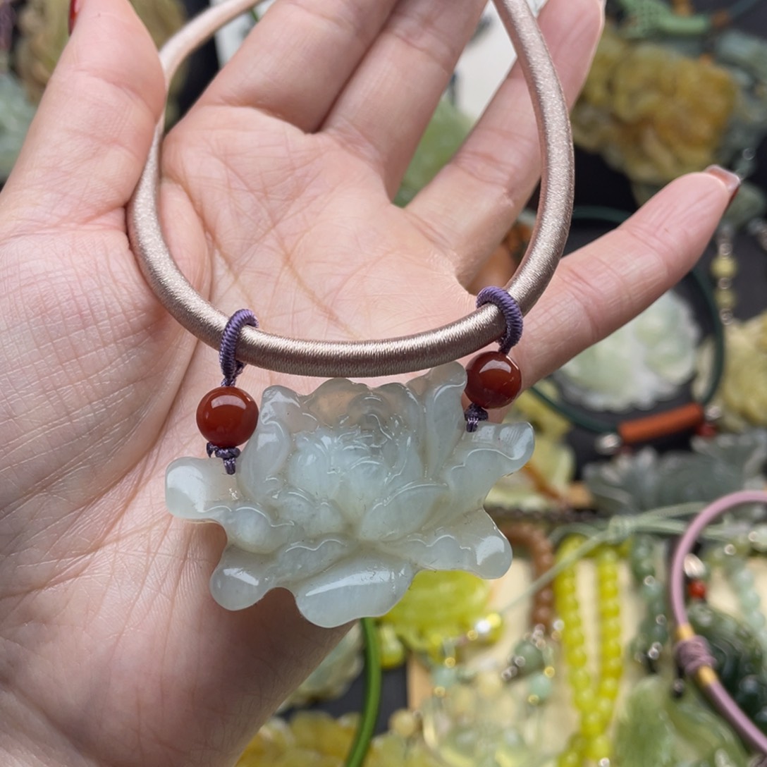 蛇纹石玉颈饰未镶嵌