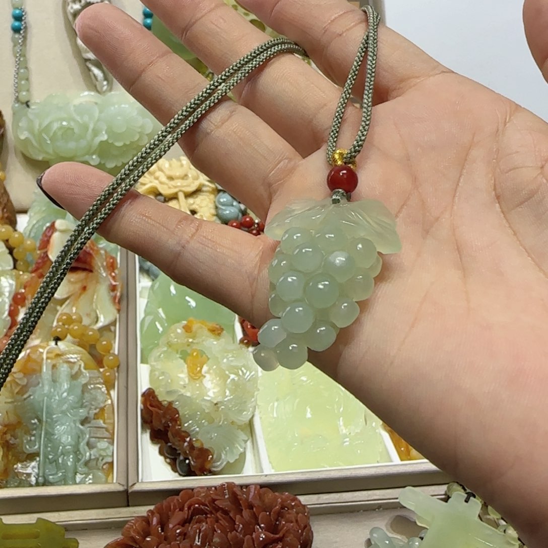 未镶嵌蛇纹石玉吊坠