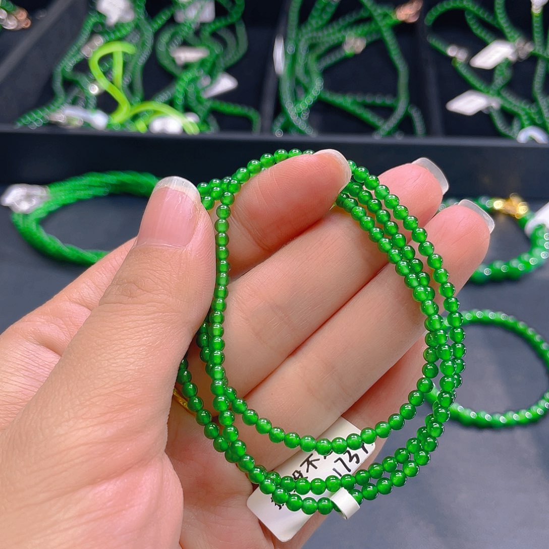 翡翠未镶嵌颈饰   