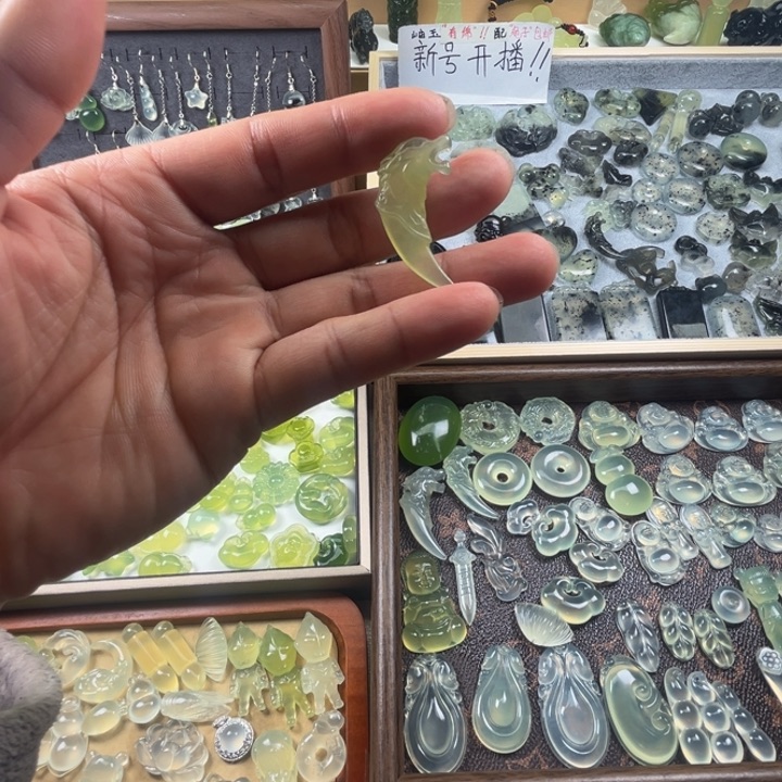 蛇纹石玉颈饰未镶嵌雪***子