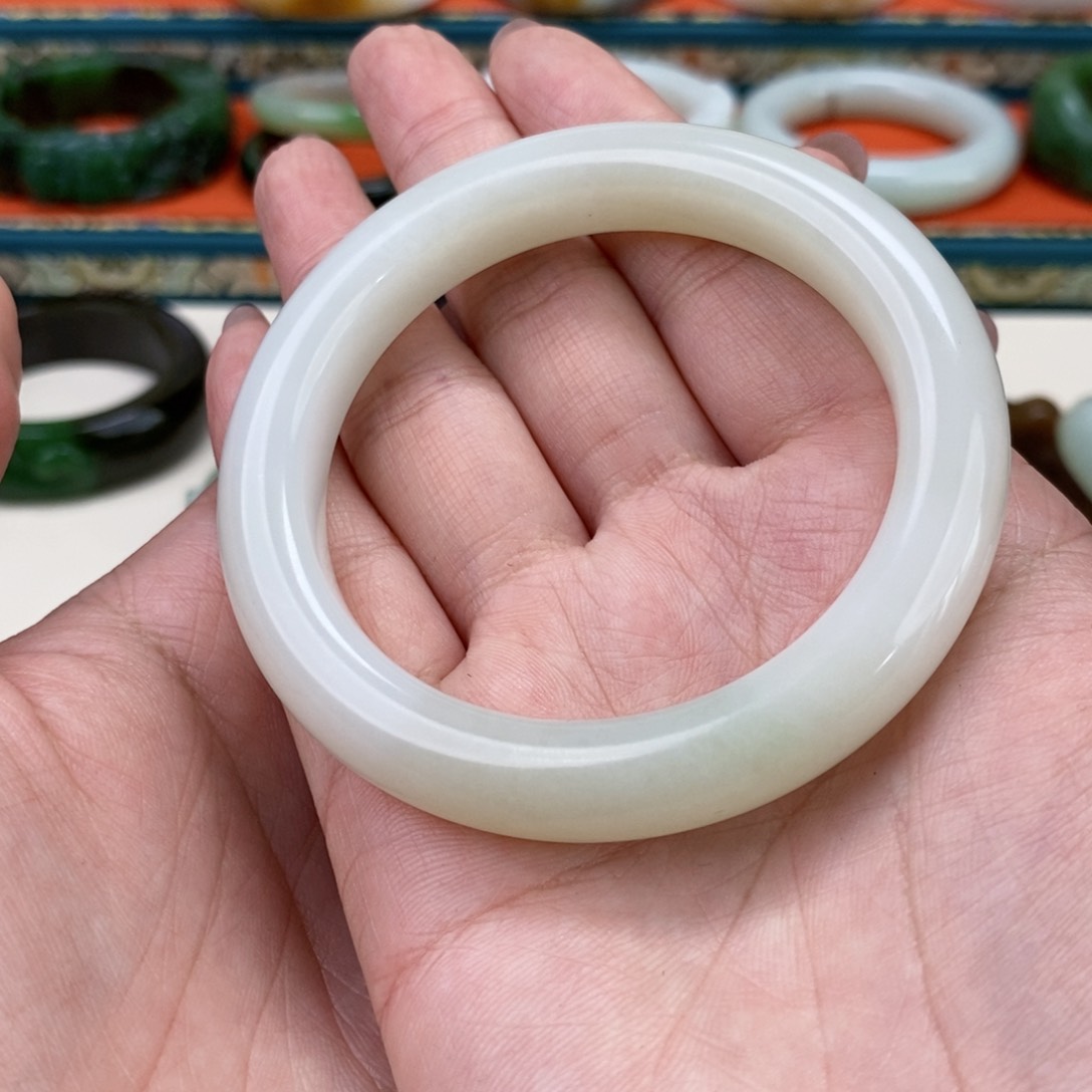 和田玉手镯未镶嵌承***?