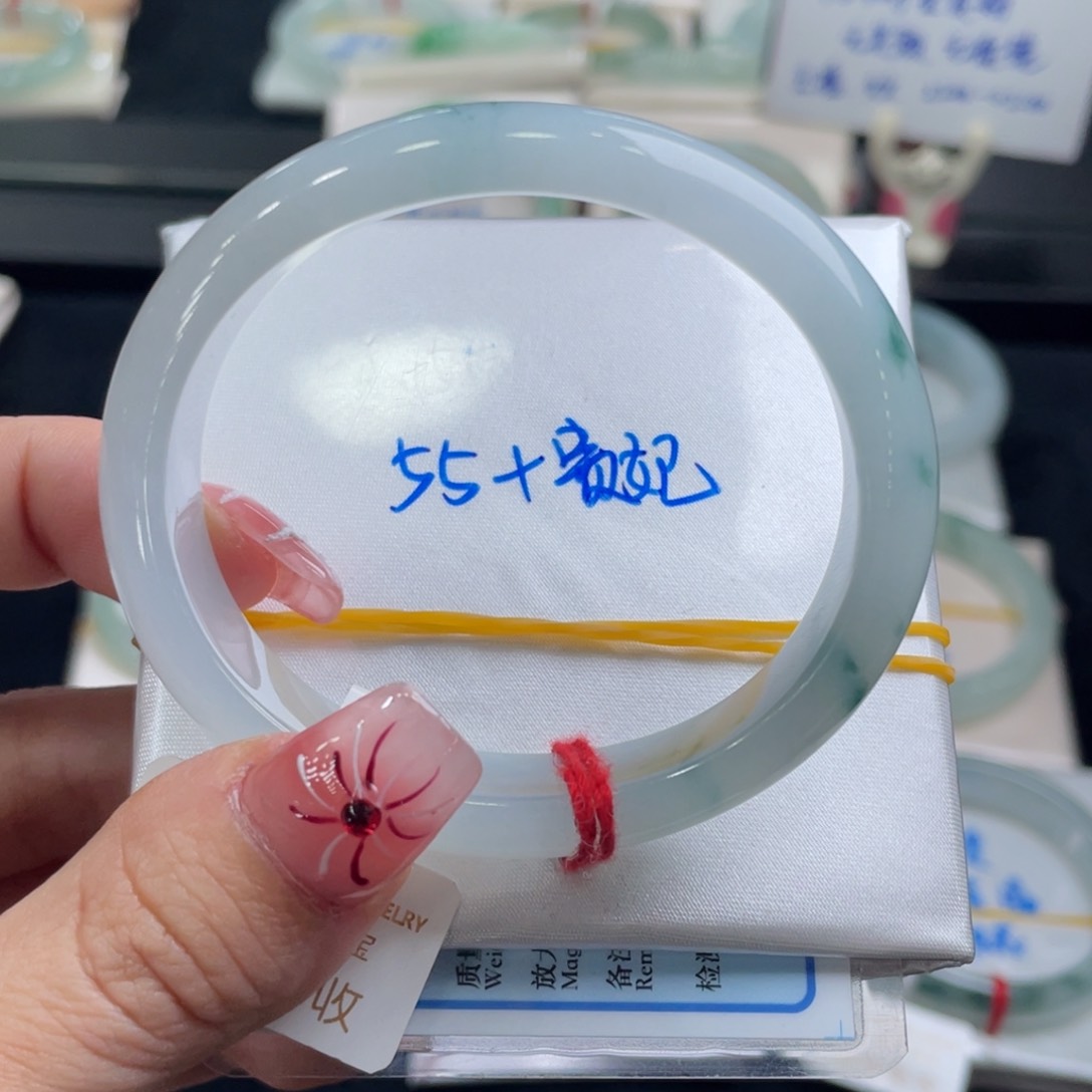 翡翠手镯未镶嵌翡翠手镯