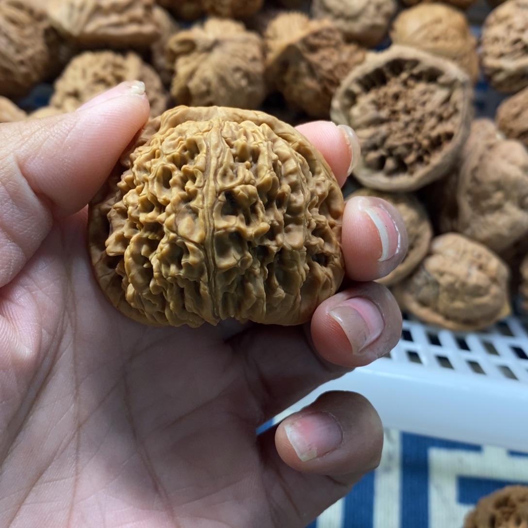 鸿***文玩核桃吊坠南疆