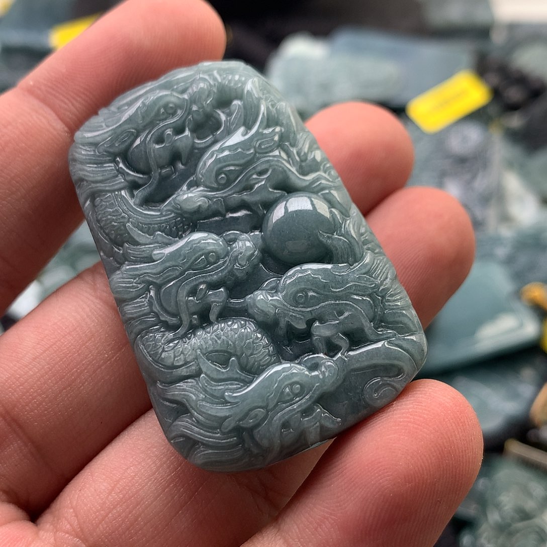 翡翠未镶嵌颈饰龙牌