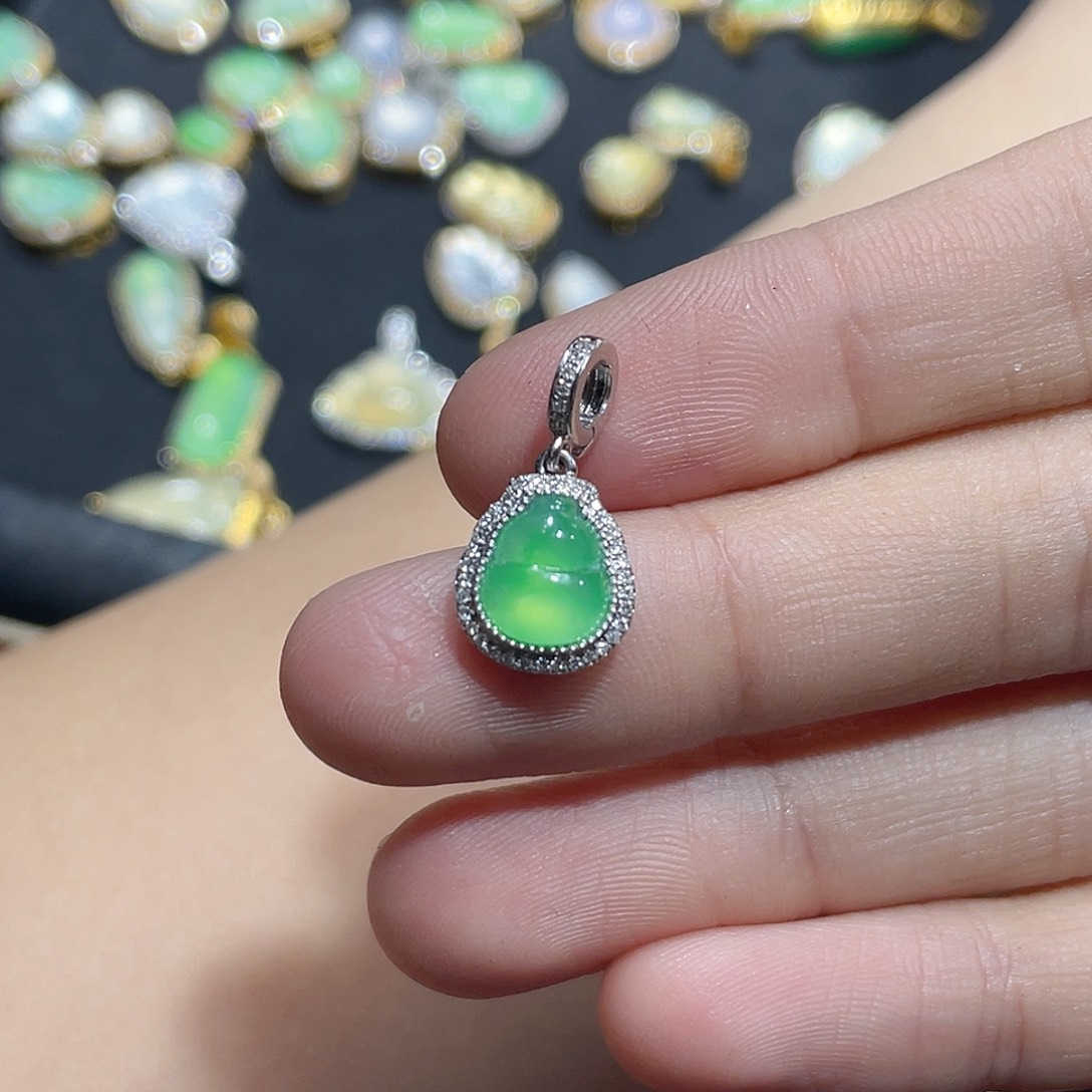 翡翠颈饰18K金镶嵌吴*吊坠