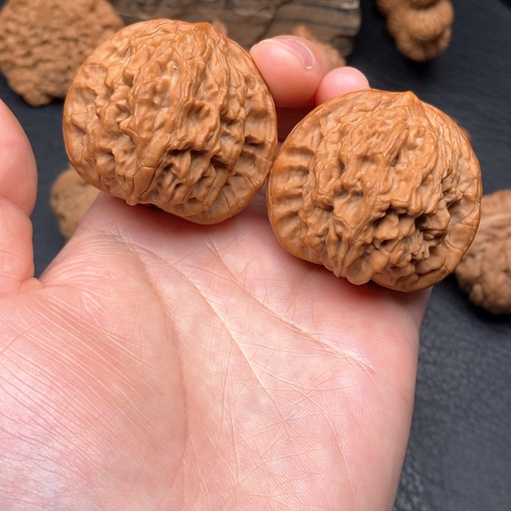 桃核把件尺寸42狮虎兽