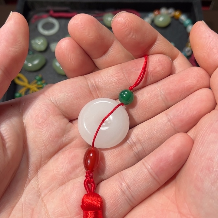 雅***琀石英质玉（金丝玉）未镶嵌颈饰