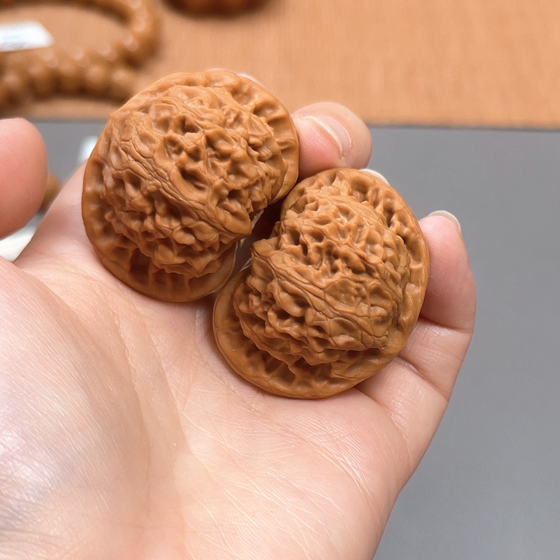 桃核把件宫灯狮子头42×38尺精修白茬359