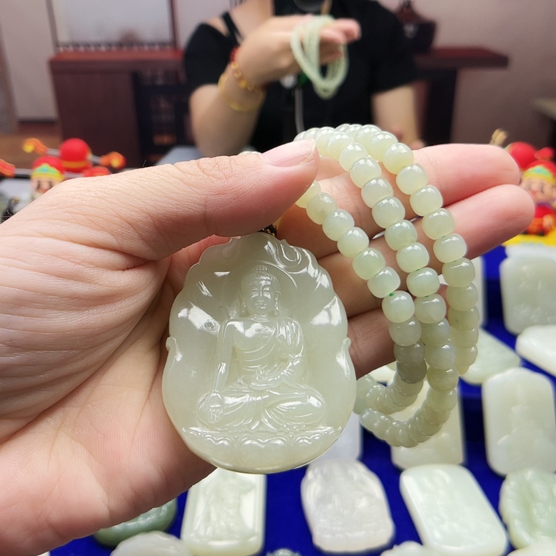 朱***管颈饰未镶嵌和田玉