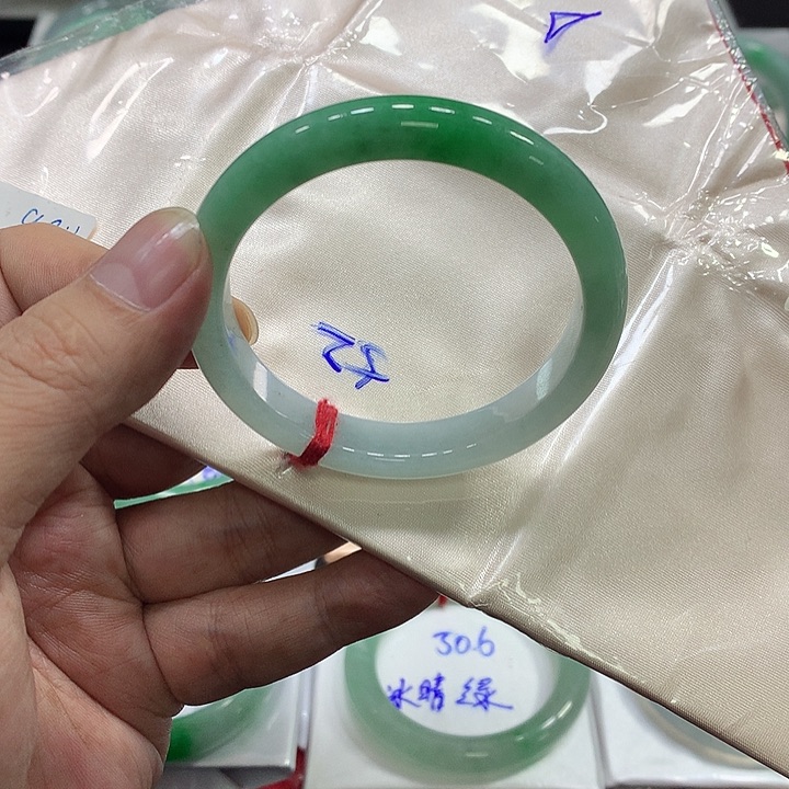 翡翠手镯未镶嵌翡翠