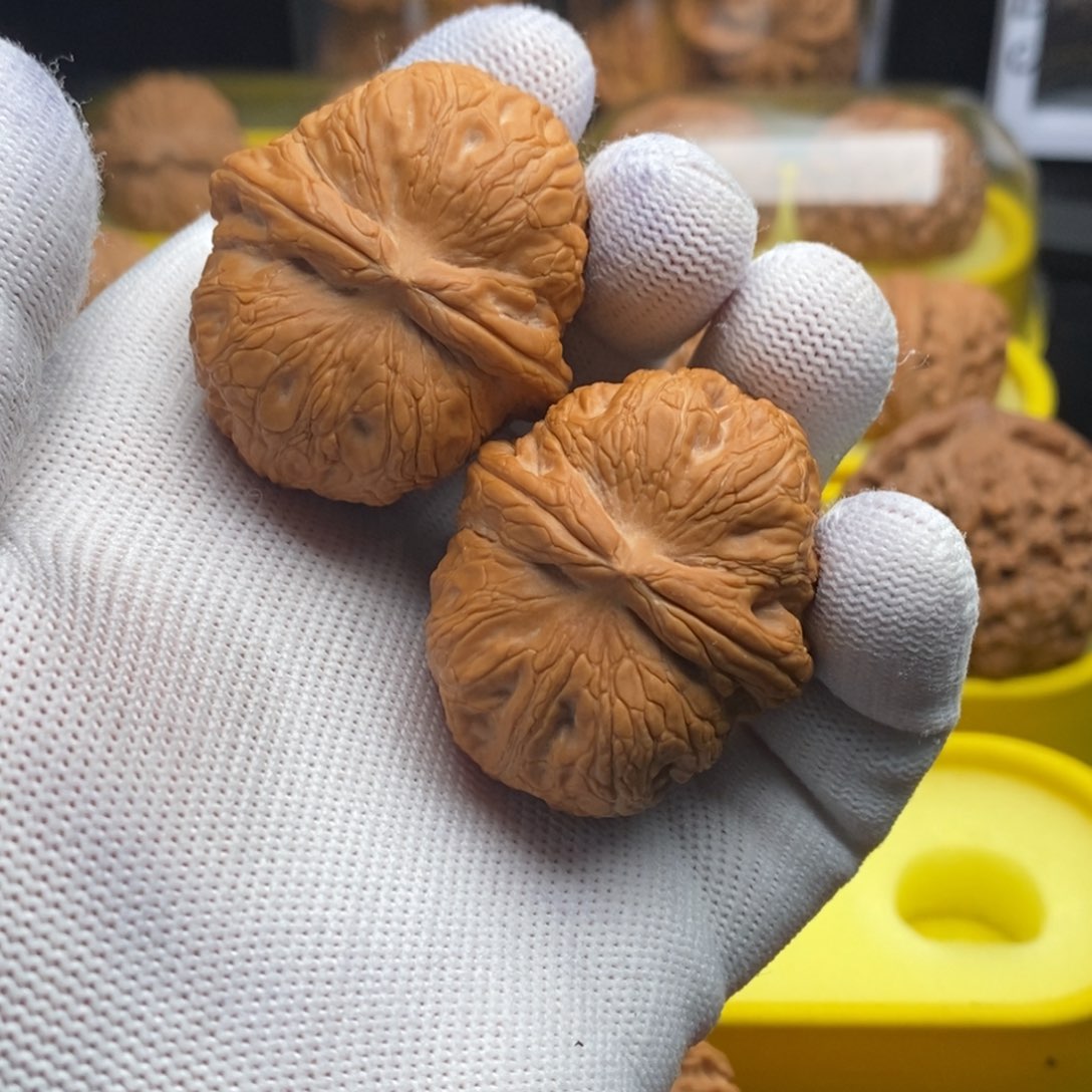 如***.文玩核桃吊坠50克元宝金锭