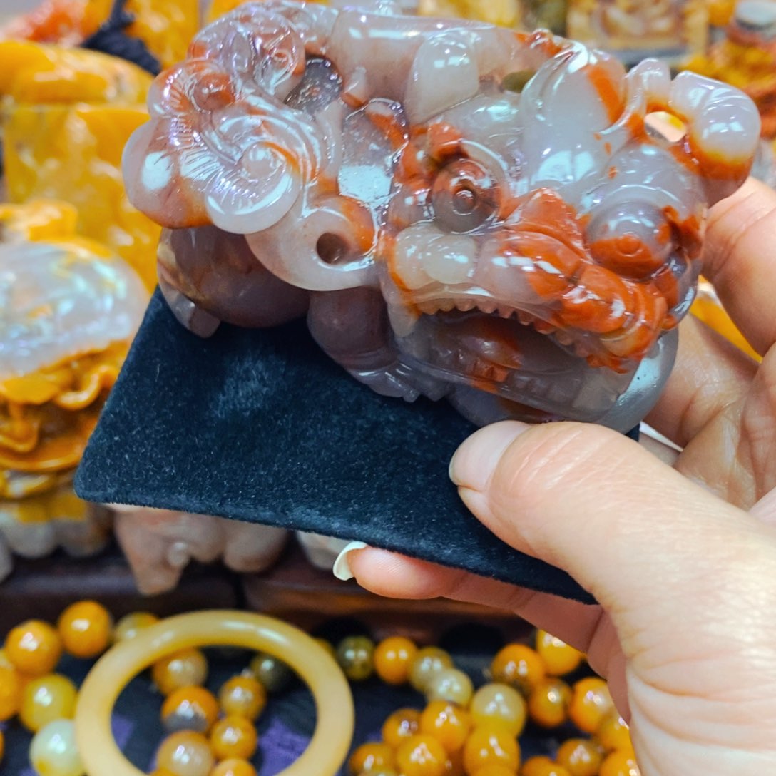 未镶嵌石英质玉（黄龙玉）颈饰