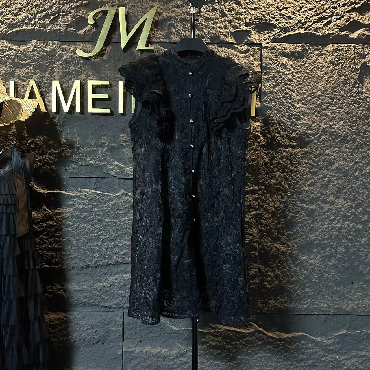 MIQIYMI新款重工蕾丝飞边袖轻奢气质时尚黑色显瘦设计连衣裙Q041