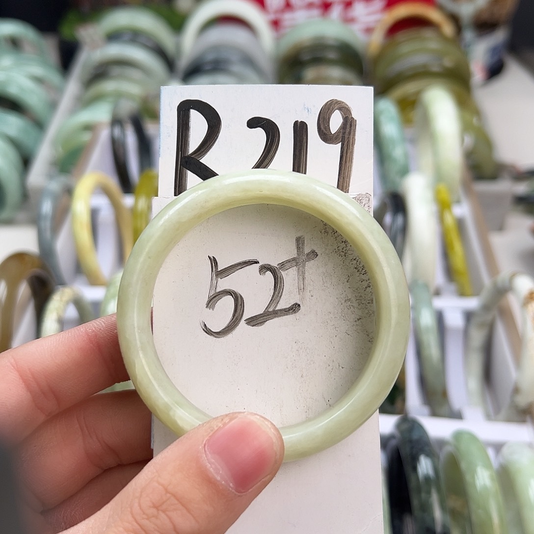 岫玉手镯未镶嵌天然岫玉微瑕，可以正常佩戴