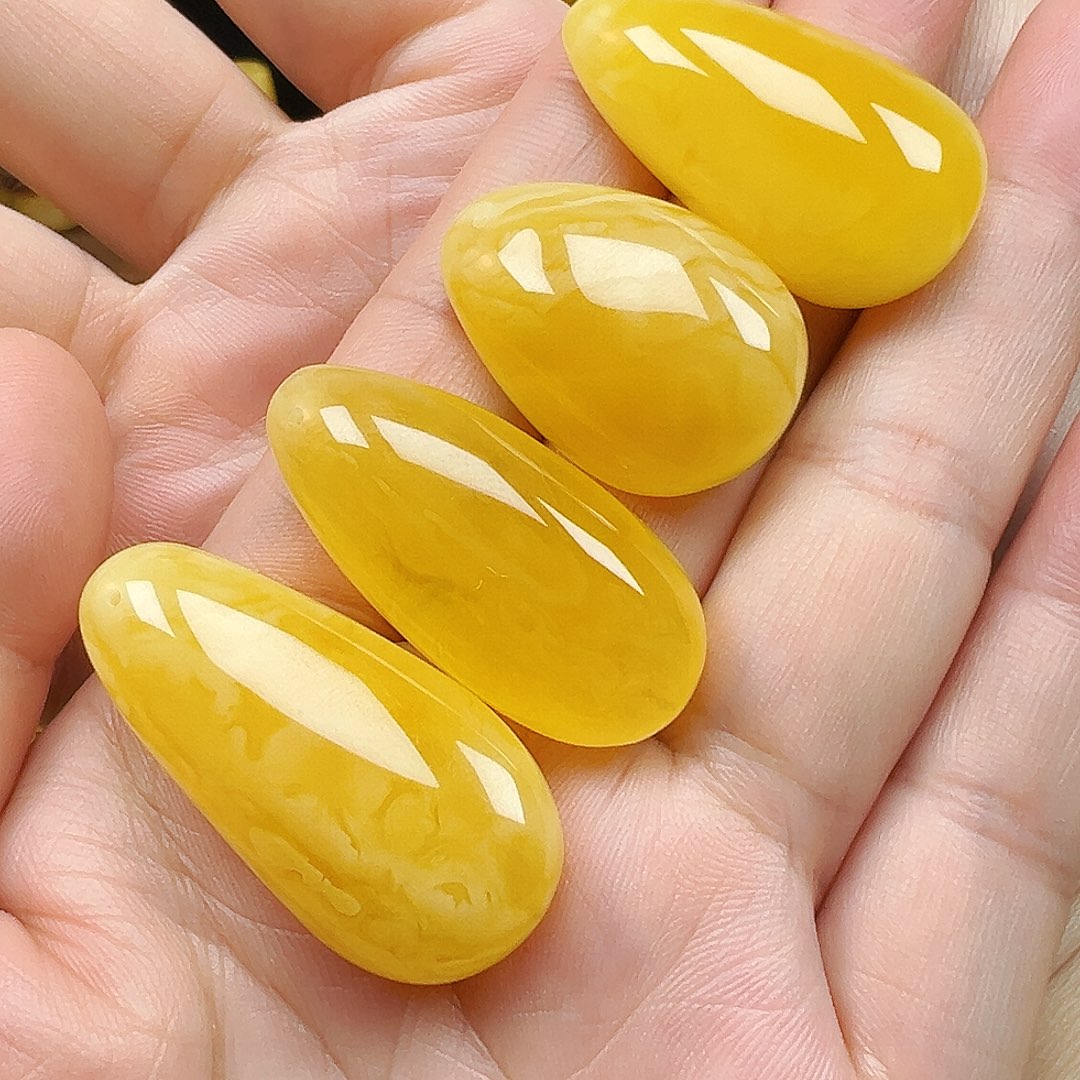 蜜蜡未镶嵌珠宝奇石蜜蜡小水滴发其中之一