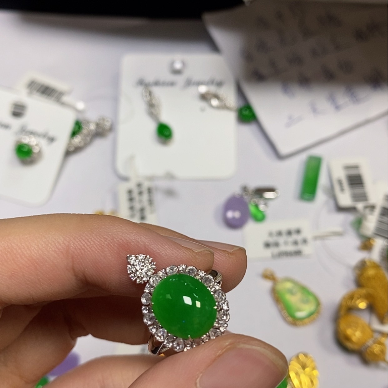 【闪购商品】颈饰18K金镶嵌翡翠嘉*戒指