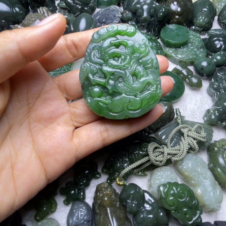 康***、和田玉未镶嵌颈饰