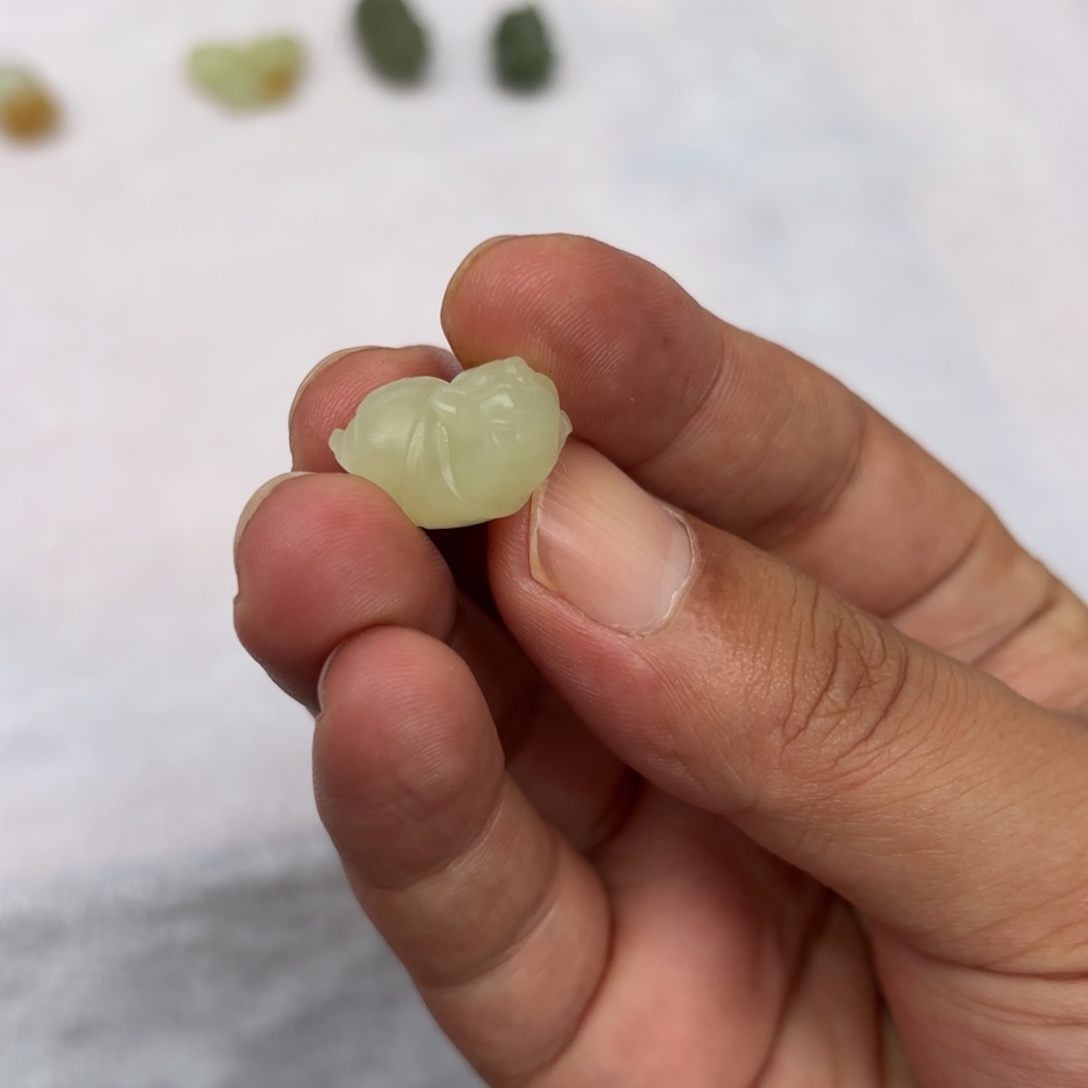 未镶嵌和田玉（黄玉）挂件小飞猪